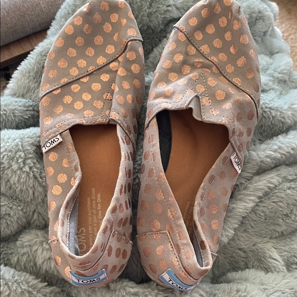TOMS Women's Gray and Rose Gold Polka Dot Flats